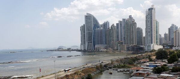 A low income neighbourhood is seen as the city skyline is seen in the background in Panama City, April 4, 2016 - Sputnik Mundo