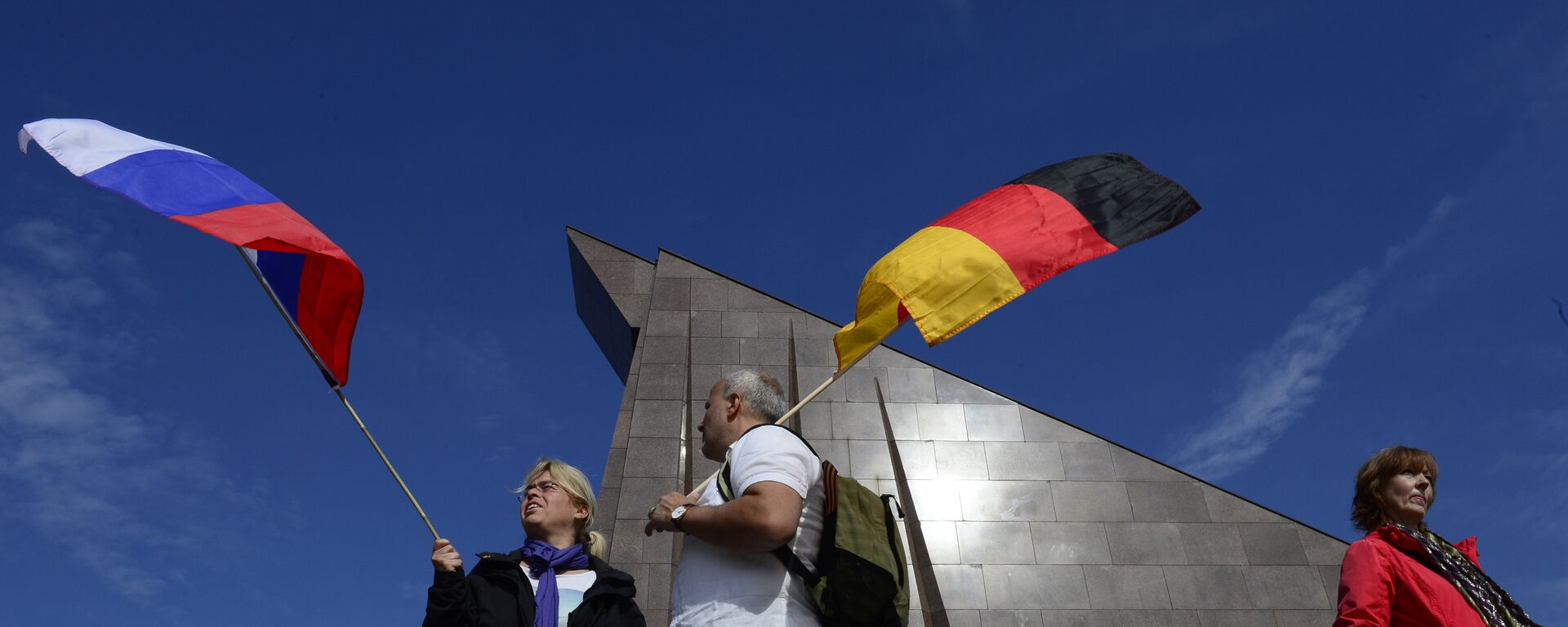 Los ciudadanos sosteniendo las banderas de Rusia y Alemania en Berlín (imagen referencial) - Sputnik Mundo, 1920, 14.12.2021