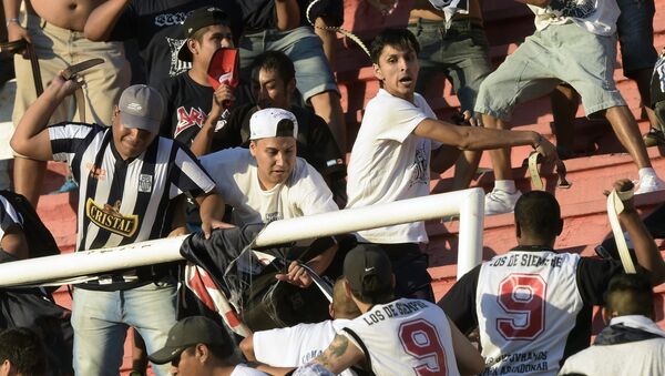 Hinchas peruanos peleándose en el estadio (archivo) - Sputnik Mundo