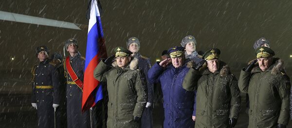 Ministro de Defensa de Rusia recibe el avión con el cuerpo del piloto del Su-24 derribado en Turquía - Sputnik Mundo