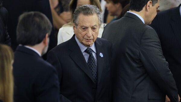 Franco Macri, center, father of Argentina's new President Mauricio Macri, arrives for his son's inauguration ceremony at the government house in Buenos Aires, Argentina, Thursday, Dec. 10, 2015. - Sputnik Mundo