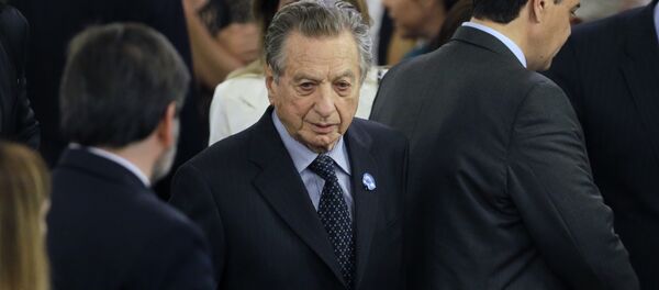 Franco Macri, center, father of Argentina's new President Mauricio Macri, arrives for his son's inauguration ceremony at the government house in Buenos Aires, Argentina, Thursday, Dec. 10, 2015. - Sputnik Mundo