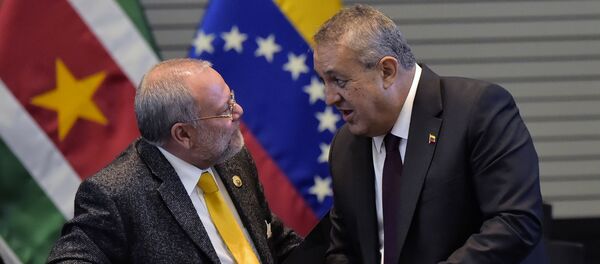 Carlos Pareja, ministro de Hidrocarburos de Ecuador, y Eulogio del Pino, ministro de Petróleo y Minería de Venezuela - Sputnik Mundo