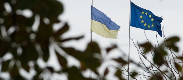 Banderas de la UE y Ucrania - Sputnik Mundo