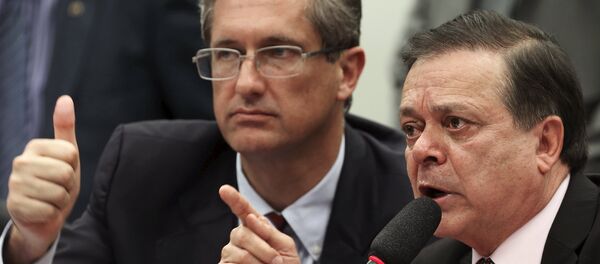 Jovair Arantes (dcha.) al presentar el informe final sobre el impeachment - Sputnik Mundo