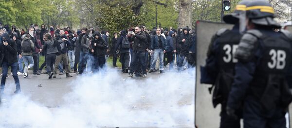 Los enfrentamientos durante la protesta en París. El 9 de abril del 2016 - Sputnik Mundo