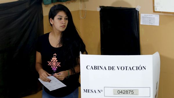 Una mujer votando en las elecciones presidenciales en Lima, Perú Una mujer votando en las elecciones presidenciales en Lima, Perú - Sputnik Mundo