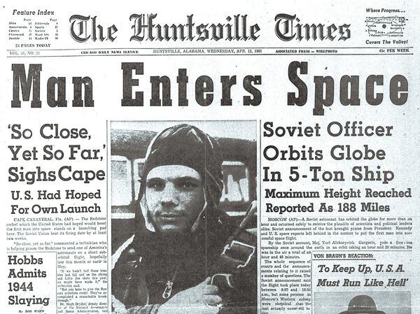Soviet cosmonaut Yuri Gagarin, the first man to travel into space, hits the headline of the US paper The Huntsville Times on April 12, 1961 - Sputnik Mundo