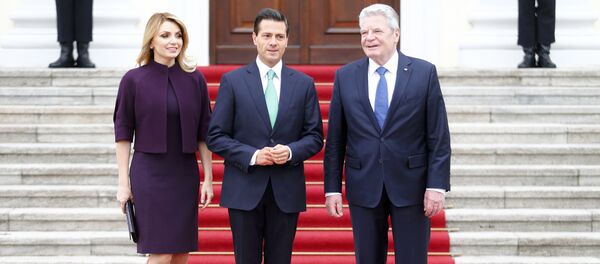 Presidente de México, Enrique Peña, con su esposa, Angélica Rivera, y presidente de Alemania, Joachim Gauck - Sputnik Mundo