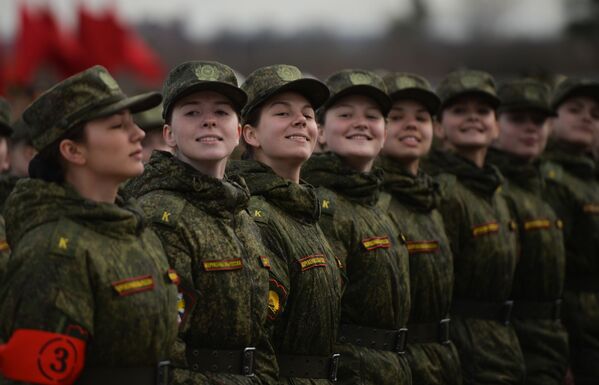 Tanques, aviones y mujeres militares: Los ensayos para el Día de la Victoria - Sputnik Mundo