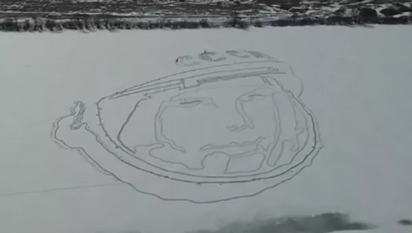 Un retrato gigante de Gagarin apareció en la superficie de un lago congelado - Sputnik Mundo