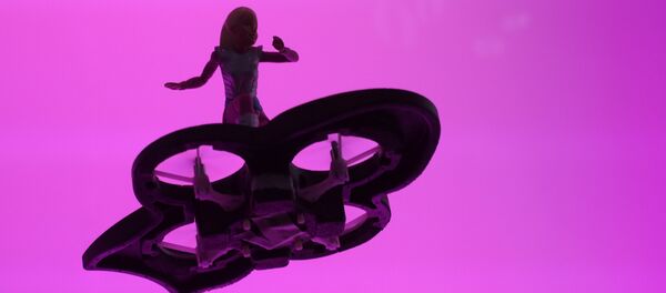 Una muñeca Barbie sobre un hoverboard improvisado - Sputnik Mundo