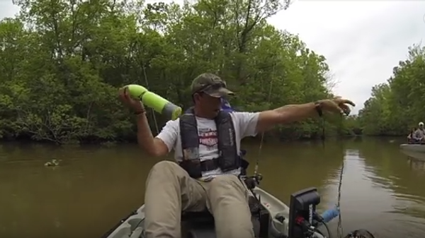 Hombre pesca cocodrilo accidentalmente - Sputnik Mundo