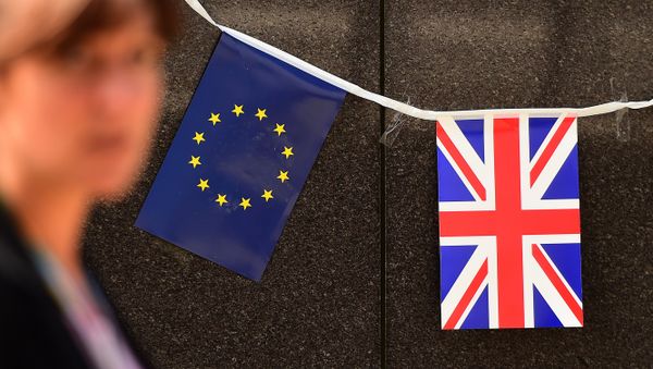 Banderas de la UE y Reino Unido Banderas de la UE y Reino Unido - Sputnik Mundo
