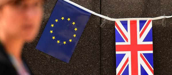Banderas de la UE y Reino Unido - Sputnik Mundo