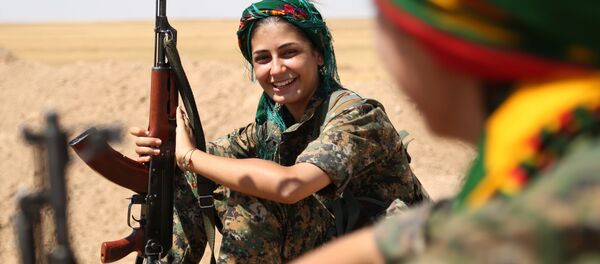 Mujeres combatientes de la Unidad de Protección Popular Kurda (YPG) durante un reposo en una ciudad del noroeste de Siria, 4 de septiembre, 2015 Mujeres combatientes de la Unidad de Protección Popular Kurda (YPG) durante un reposo en una ciudad del noroeste de Siria, 4 de septiembre, 2015 - Sputnik Mundo