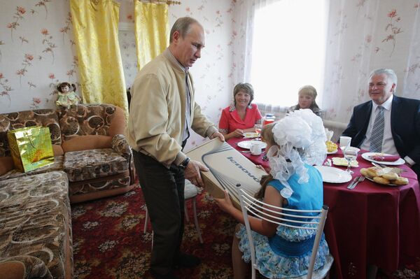 Putin regala una computadora a Dasha Varfomoleyeva - Sputnik Mundo