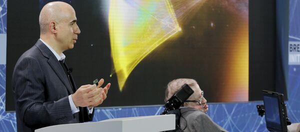 El inversor ruso, Yuri Milner, y el astrofísico Stephen Hawking El inversor ruso, Yuri Milner, y el astrofísico Stephen Hawking - Sputnik Mundo