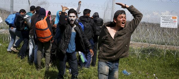Refugiados cerca de la frontera de Grecia - Sputnik Mundo