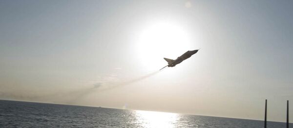 Los pilotos del Su-24 ruso hacen una maniobra cerca del buque estadounidense USS Donald Cook - Sputnik Mundo