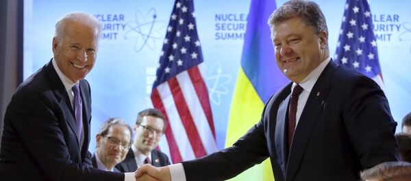 Joe Biden, vicepresidente de EEUU, y Petró Poroshenko, presidente de Ucrania - Sputnik Mundo