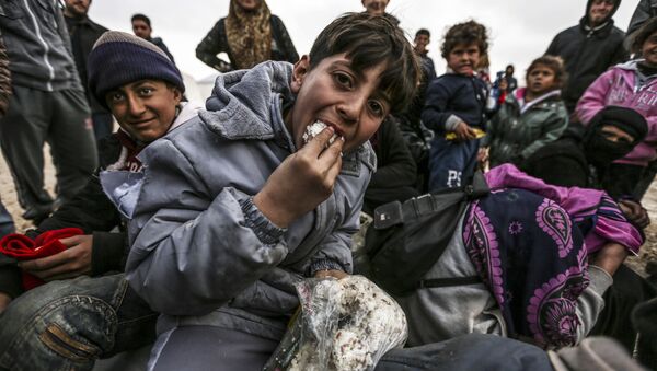 Syrian refugees are pictured in a camp as Syrians fleeing the northern embattled city of Aleppo wait on February 6, 2016 in Bab al-Salama, near the city of Azaz, northern Syria, near the Turkish border crossing. - Sputnik Mundo