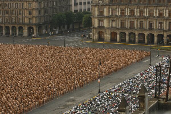Dieciocho mil personas desnudas se reúnen  en la Plaza de la Constitución de Ciudad de México para posar para una foto de Spencer Tunick. - Sputnik Mundo
