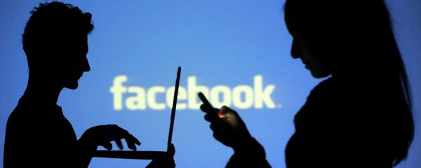 Siluetas de personas interactuando con dispositivos móviles - Sputnik Mundo