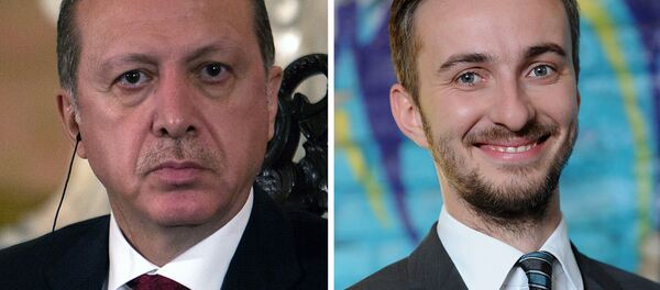 This combo made with file pictures shows Turkish President Recep Tayyip Erdogan (L) in Lima on February 2, 2016 and German TV comedian Jan Böhmermann on February 22, 2012 in Berlin - Sputnik Mundo