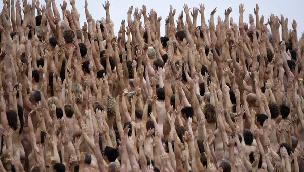 Una multitud desnuda se reúne en las escaleras de la Ópera de Sídney para posar para una foto de Spencer Tunick - Sputnik Mundo