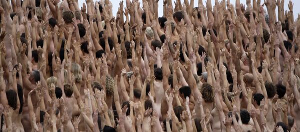 Una multitud desnuda se reúne en las escaleras de la Ópera de Sídney para posar para una foto de Spencer Tunick - Sputnik Mundo