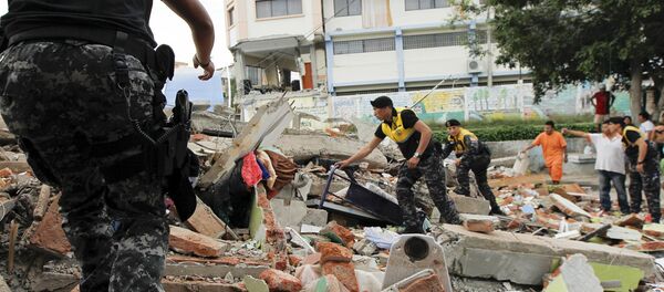 La Cruz Roja, los agentes de policía y militares realizan trabajos de rescate tras el terremoto en Ecuador - Sputnik Mundo