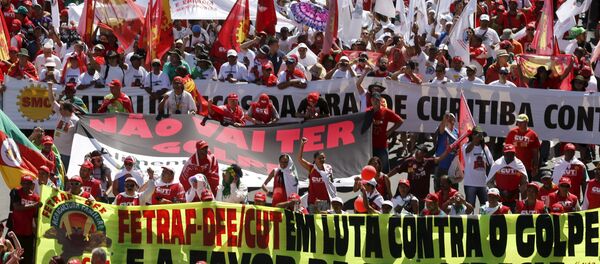 Los simpatizantes de la presidenta Dilma Rousseff durante las multitudinarias marchas en su apoyo - Sputnik Mundo
