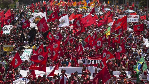 Manifestaciones contra el impeachment a Rousseff - Sputnik Mundo