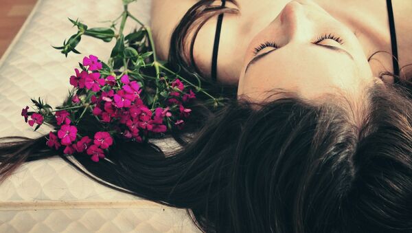 Una mujer sobre el colchón - Sputnik Mundo