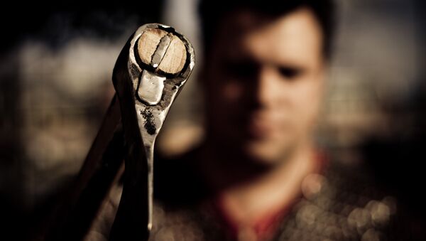 Un hombre con un hacha - Sputnik Mundo