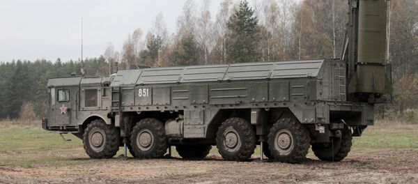 Las maniobras con el uso del complejo de misiles tácticos ruso Iskander Las maniobras con el uso del complejo de misiles tácticos ruso Iskander - Sputnik Mundo