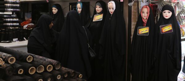 Mujeres iraníes en un mercado de la ciudad de Qom, al sur de Teherán - Sputnik Mundo