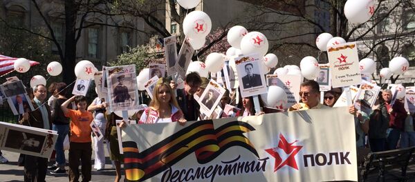 El Regimiento Inmortal cruzó puente de Brooklyn en Nueva York, 2015 - Sputnik Mundo