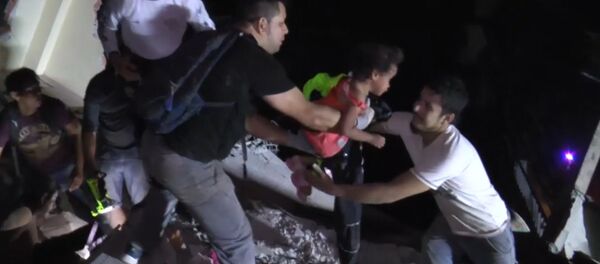 Los trabajos de rescate después del devastador terremoto en Ecuador Los trabajos de rescate después del devastador terremoto en Ecuador - Sputnik Mundo