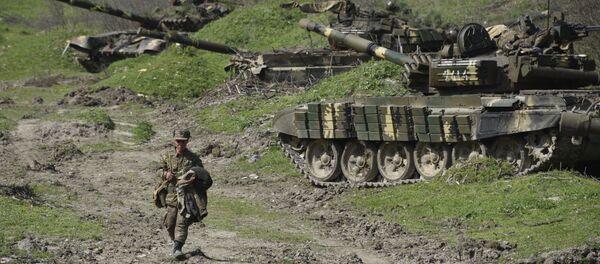 El soldado de Nagorny karabaja caminando al lado de lo tanques en inmediaciones de la aldea Mataghis - Sputnik Mundo