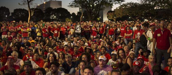 Manifestantes progubernamentales miran la votación del impeachment en Brasil - Sputnik Mundo