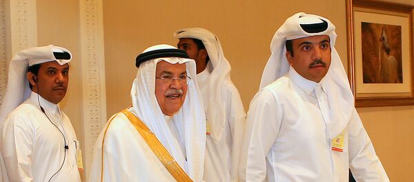 Ali al-Naimi, ministro de Recursos Petroleros y Minerales de Arabia Saudí en la reunión petrolera de Doha (dcha.) - Sputnik Mundo
