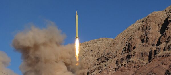 Irán lanza un misil balístico (archivo) - Sputnik Mundo