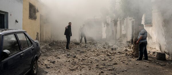 Residents look at the damage after a rocket hit a house in Kilis on April 19, 2016 - Sputnik Mundo