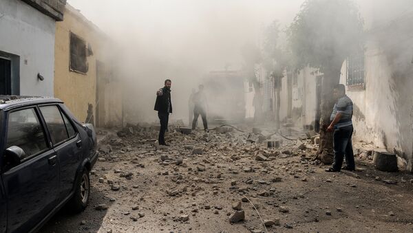 Residents look at the damage after a rocket hit a house in Kilis on April 19, 2016 - Sputnik Mundo