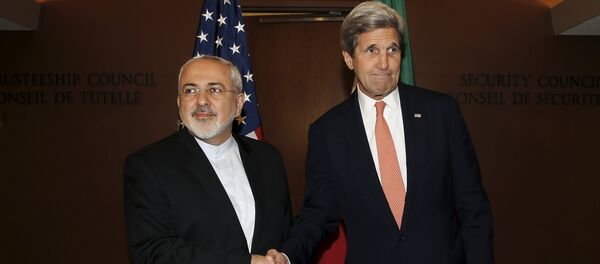 Ministro de Exteriores de Irán, Mohamad Yavad Zarif, y secretario del Departamento de Estado, John Kerry - Sputnik Mundo