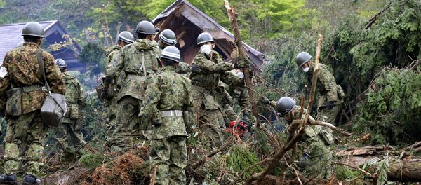 Soldados llevan a cabo operaciones de búsqueda y rescate en Kumamoto, Japón - Sputnik Mundo