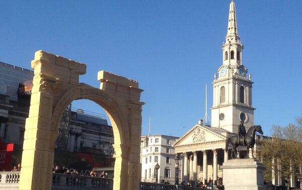 Arco de Triunfo de Palmiera montado en la Plaza de Trafalgar en Londres, 2016 - Sputnik Mundo