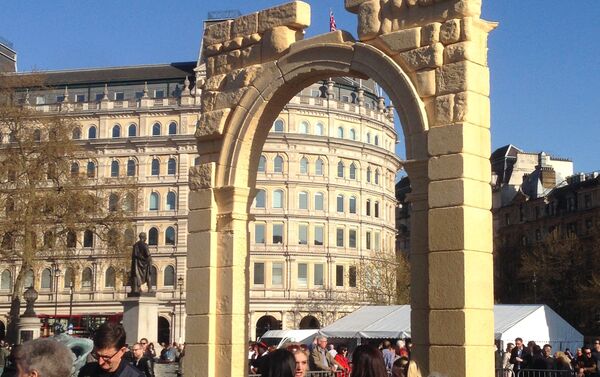 Arco de Triunfo de Palmiera montado en la Plaza de Trafalgar en Londres, 2016 - Sputnik Mundo